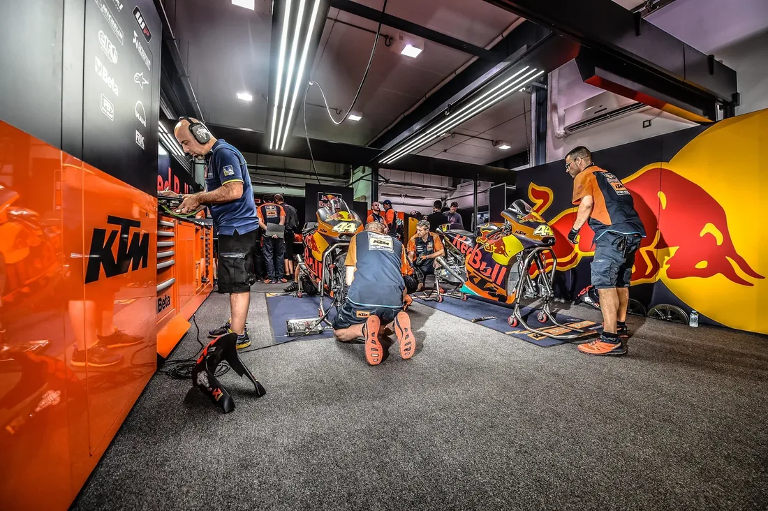 Il team KTM al lavoro nel box durante una gara